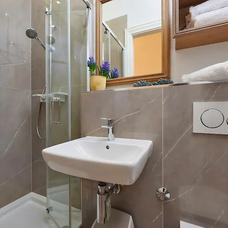 Little Roos Apartman